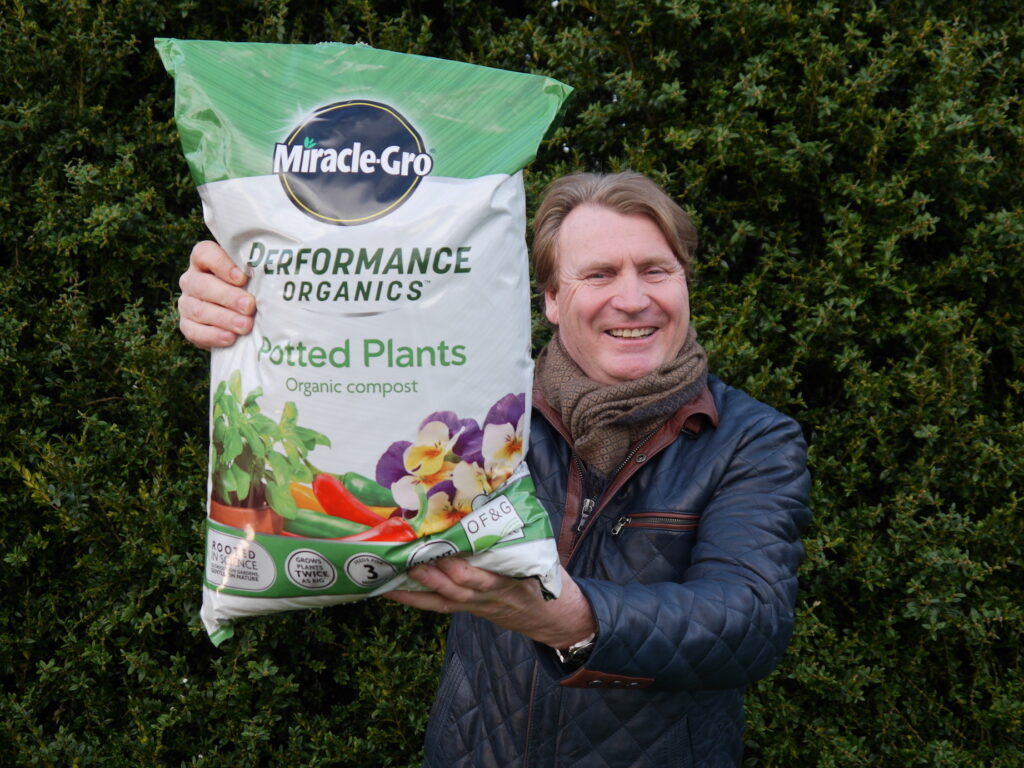 Match made in heaven: Evergreen Garden Care signs new partnership with David Domoney for 2021