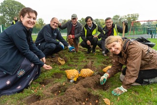 Squire’s donates 230,000 bulbs to the local community